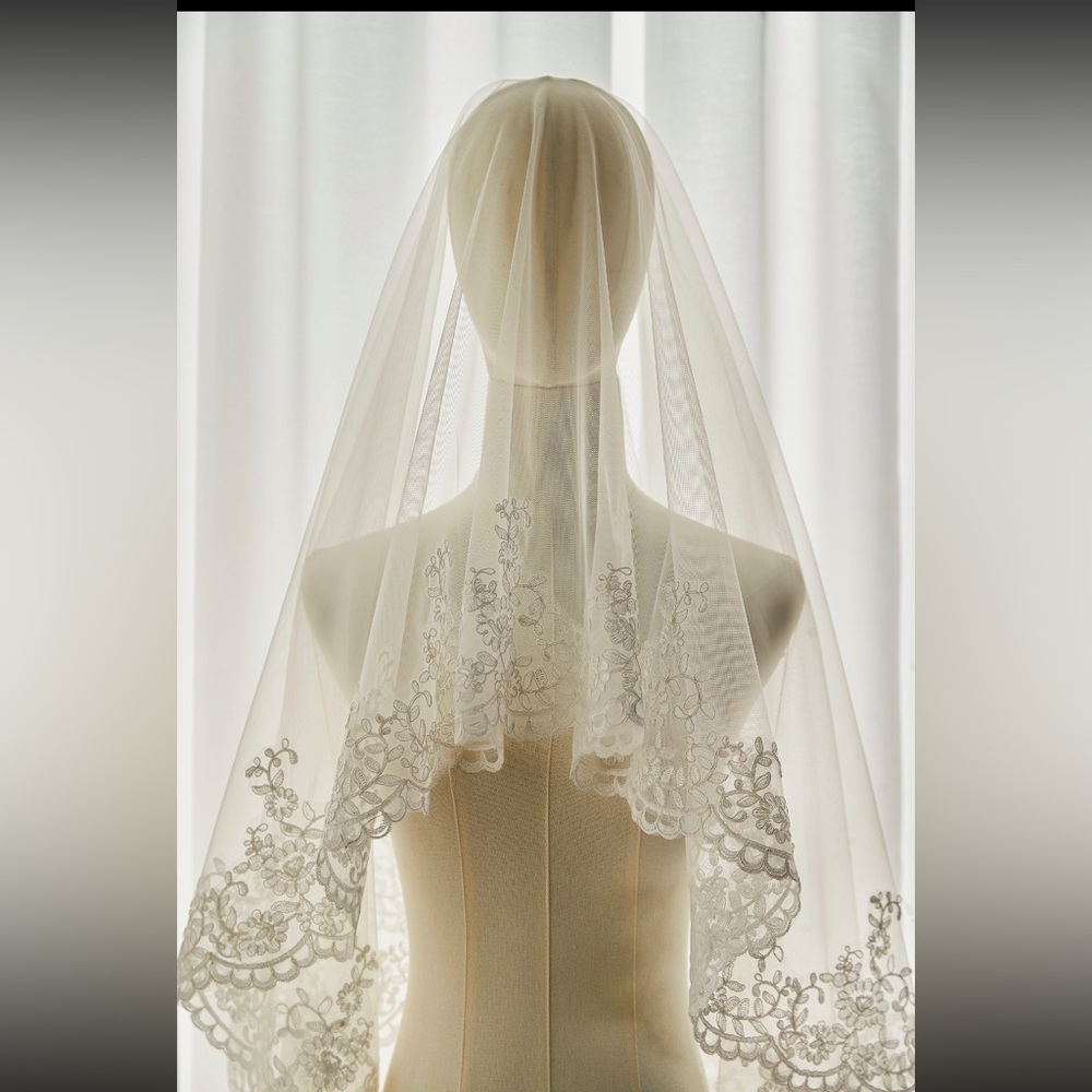 Gorgeous elbow length veil in Ivory